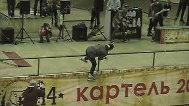 Roller skater jump on fence, lose balance, fail. Legs between fence. Competition in skatepark
