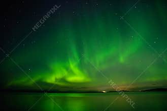 Aurora polaris above a lake
