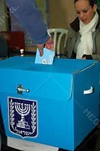 Man voting in Israeli elections