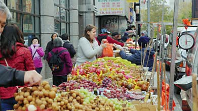 New York City, USA - OKTOBER, 2016: Trading fruit and vegetables on a small market in Chinatown